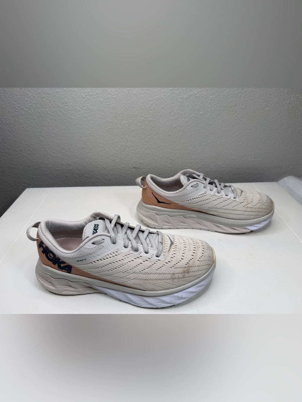 Hoka One One ARAHI 4 Women's White and Light Gray Running Shoes - Picture 2 of 12